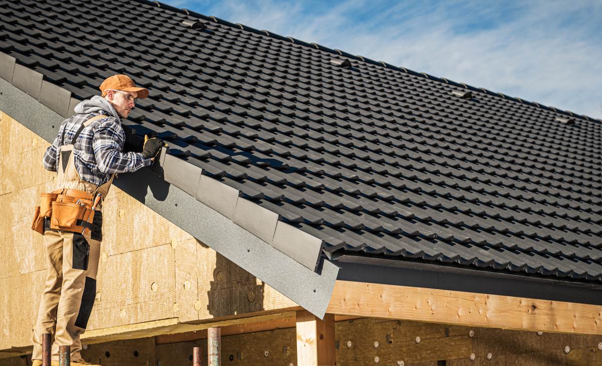 Dachdecker beauftragen in Ostfriesland — Die Checkliste